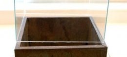 5. Далее вам потребуется соединить между собой металлический ящик и изготовленную вами стеклянную конструкцию. Сделаете вы это опять же с помощью клея,  нанеся его на склеиваемые поверхности (кстати,  не забудьте позаботиться об их очистке).