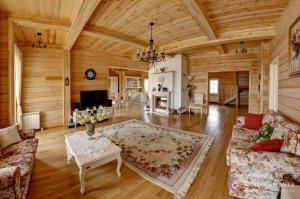 Большая гостиная в деревянном доме с камином
